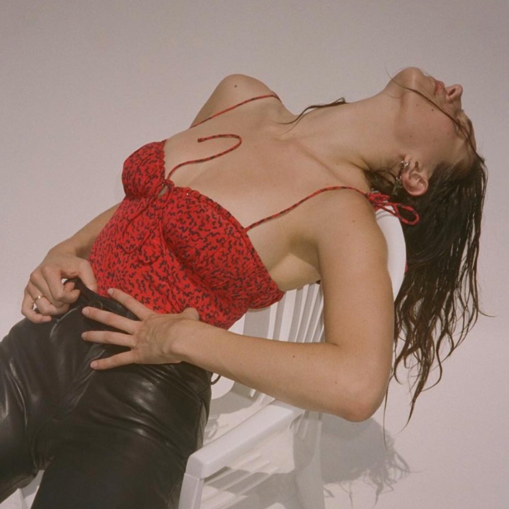 Realisation Par The Ana Top Red Squiggle